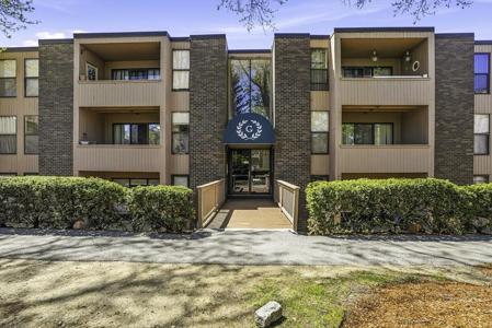 8 Shrewsbury Green Dr