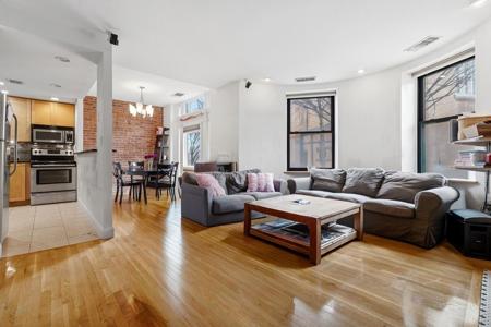 79 Gainsborough St