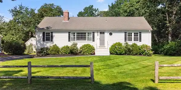 3 Redwood Ln