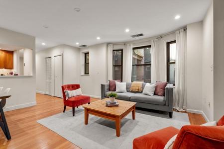 103 Gainsborough St