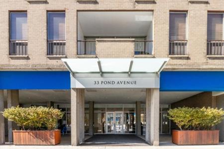 33 Pond Ave