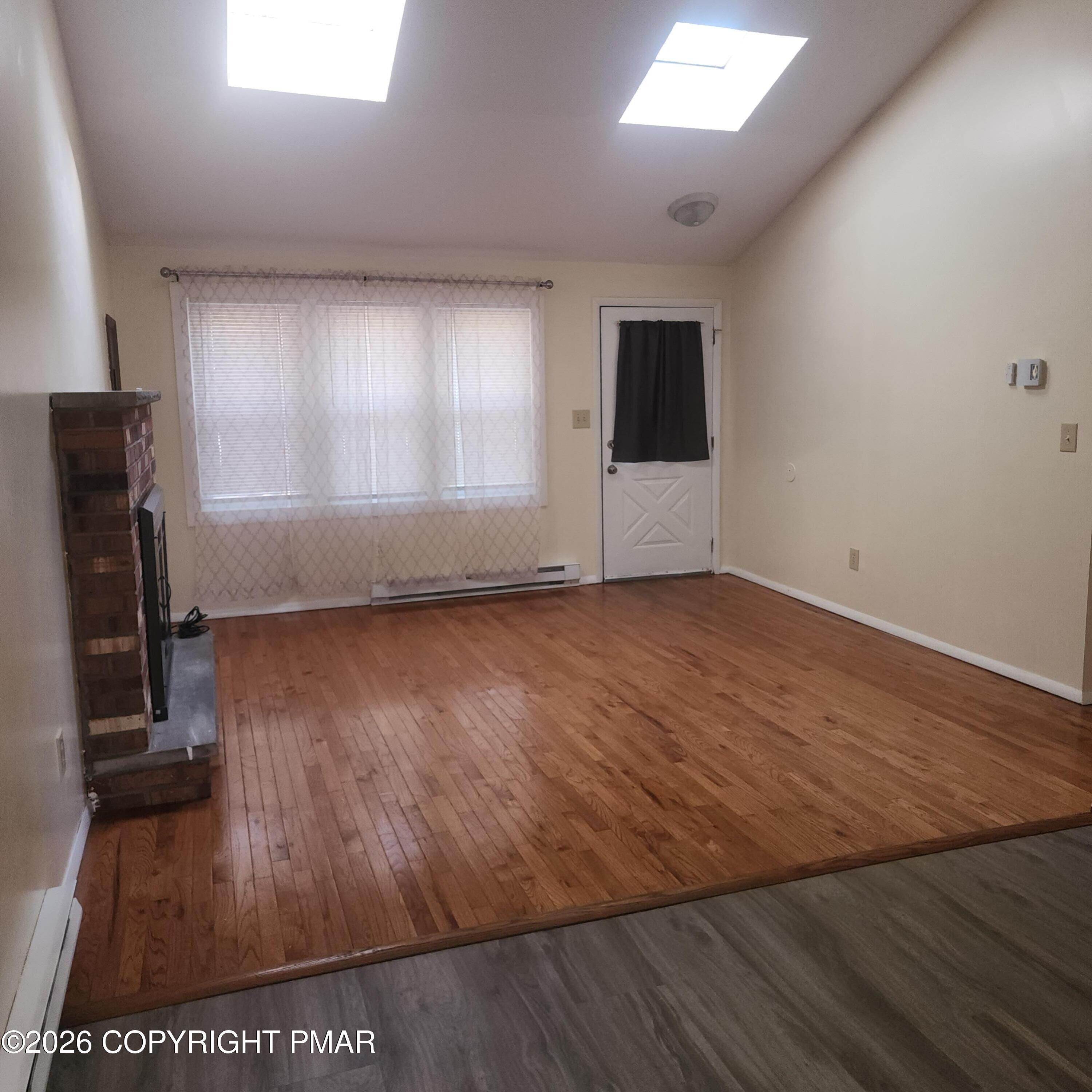 Image 4: Front entrance Living room