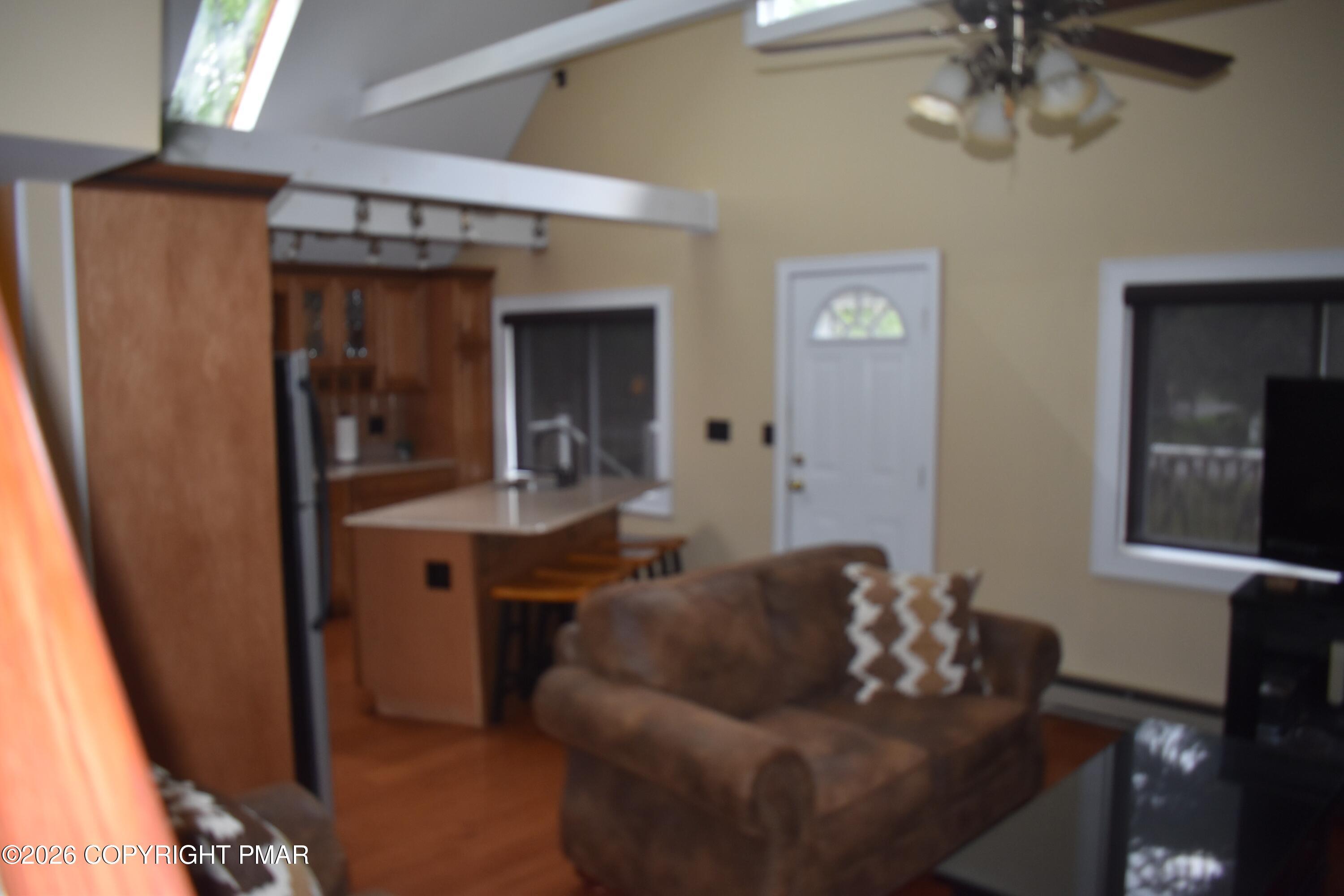 Image 4: Living Room