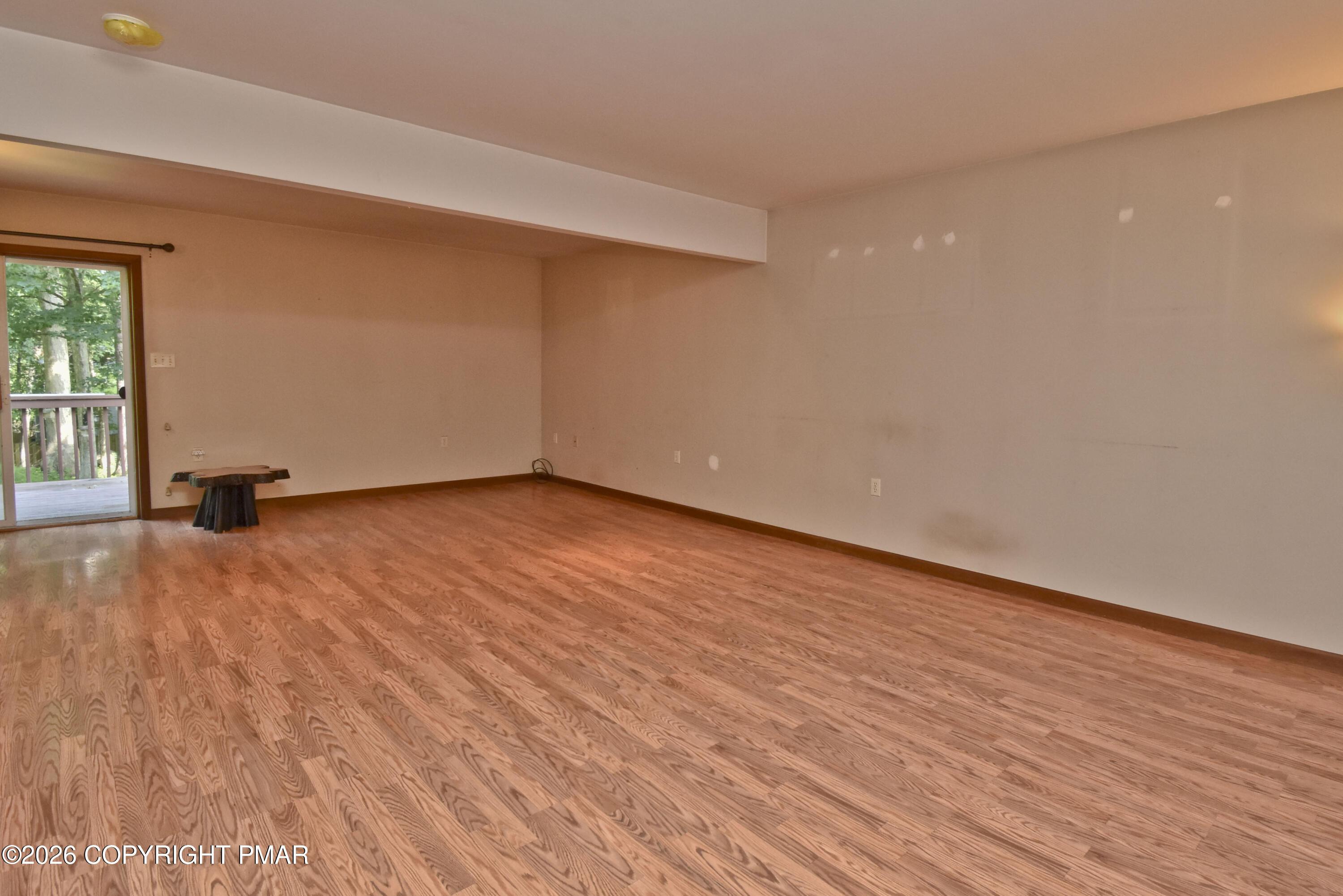 Image 2: 2 Living Room (1)
