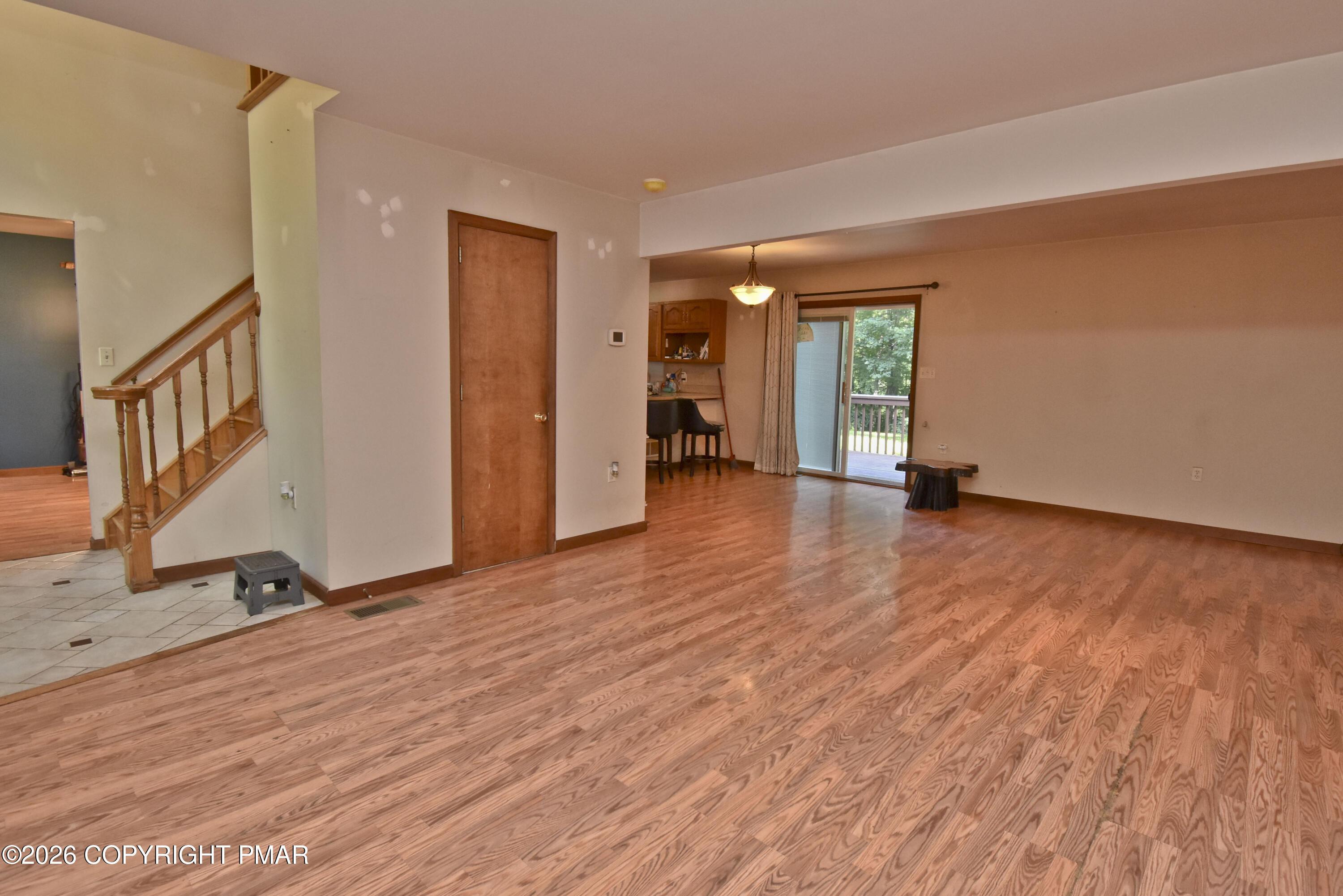 Image 3: 2 Living Room (2)