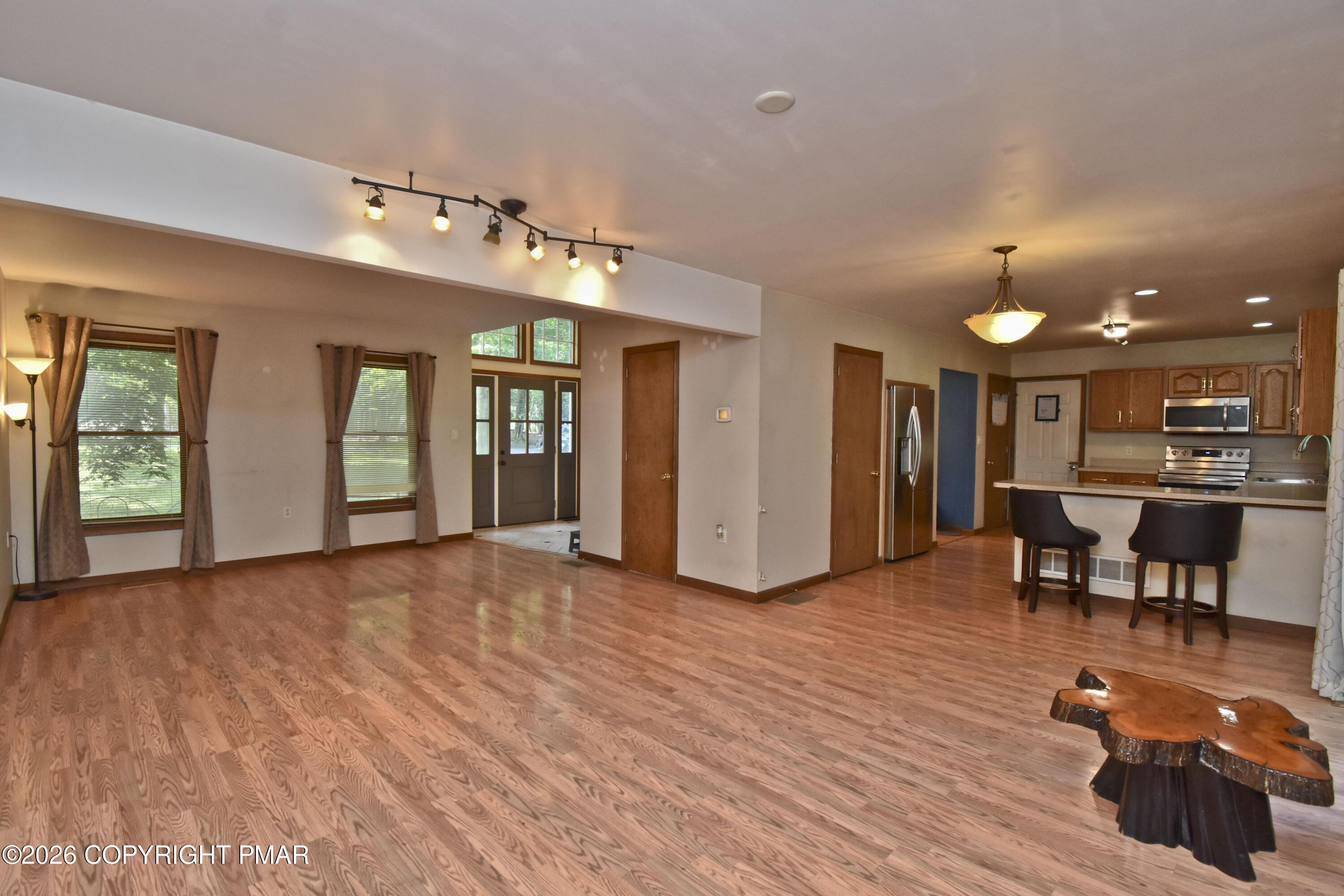 Image 4: 2 Living Room (3)