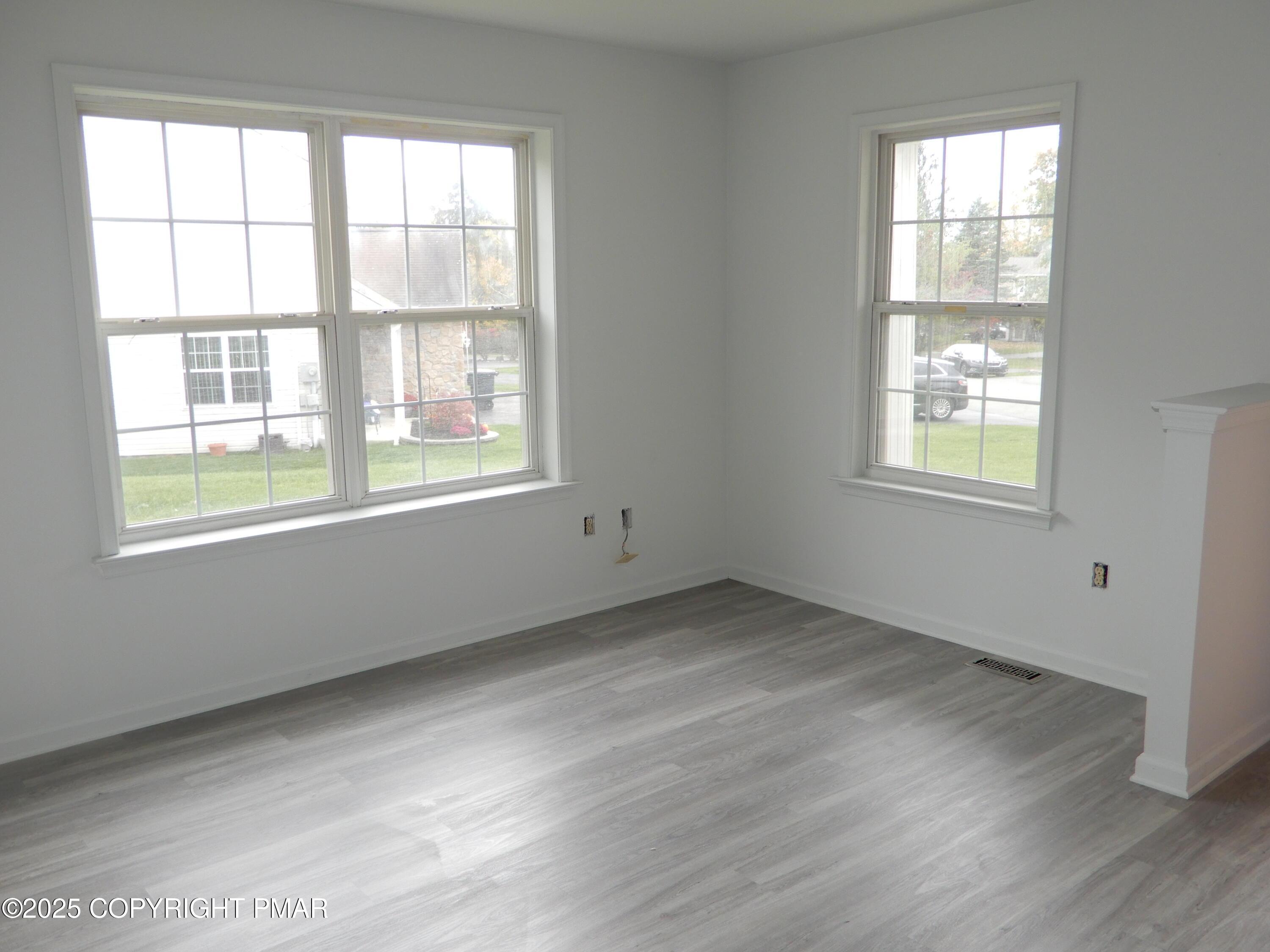Image 3: Living Room