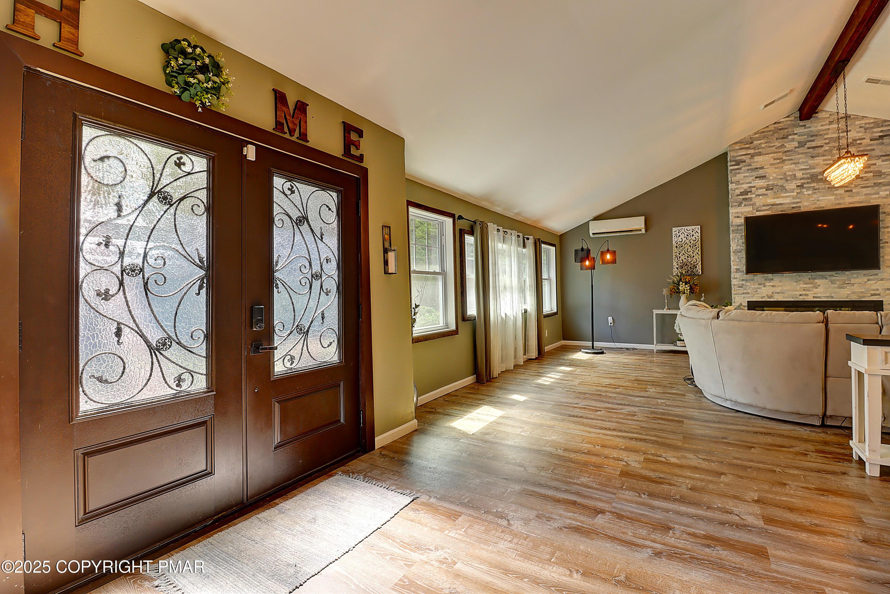 Image 4: Living room