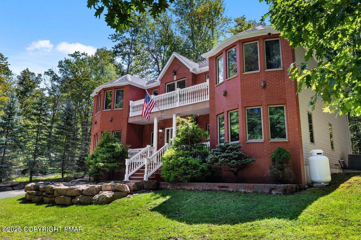Image 4: Stunning Brick Estate