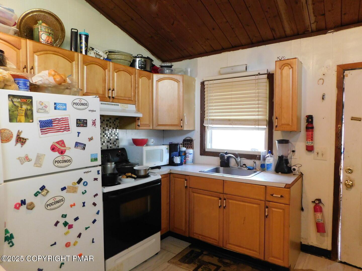 Image 3: Kitchen