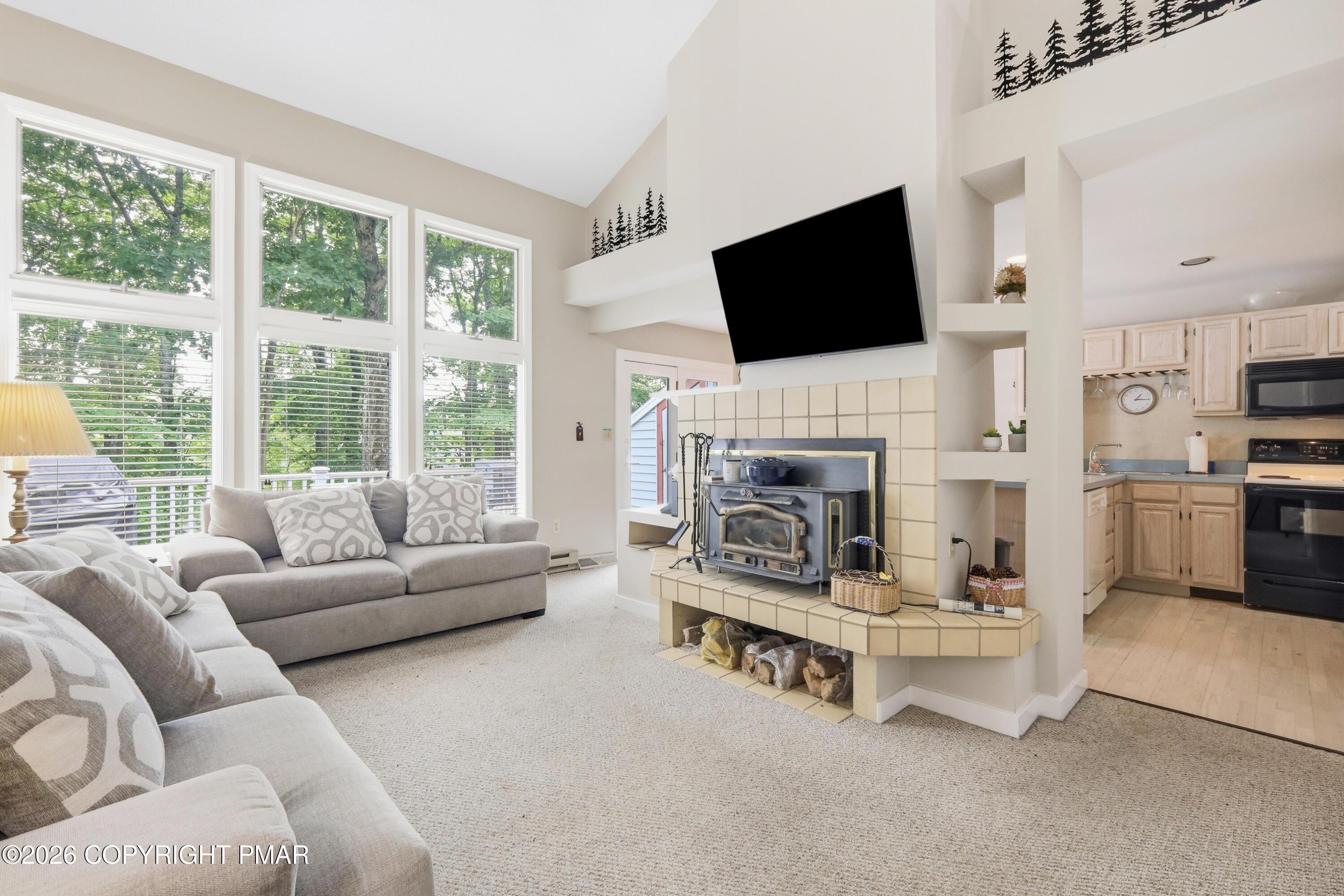Image 4: Living Room