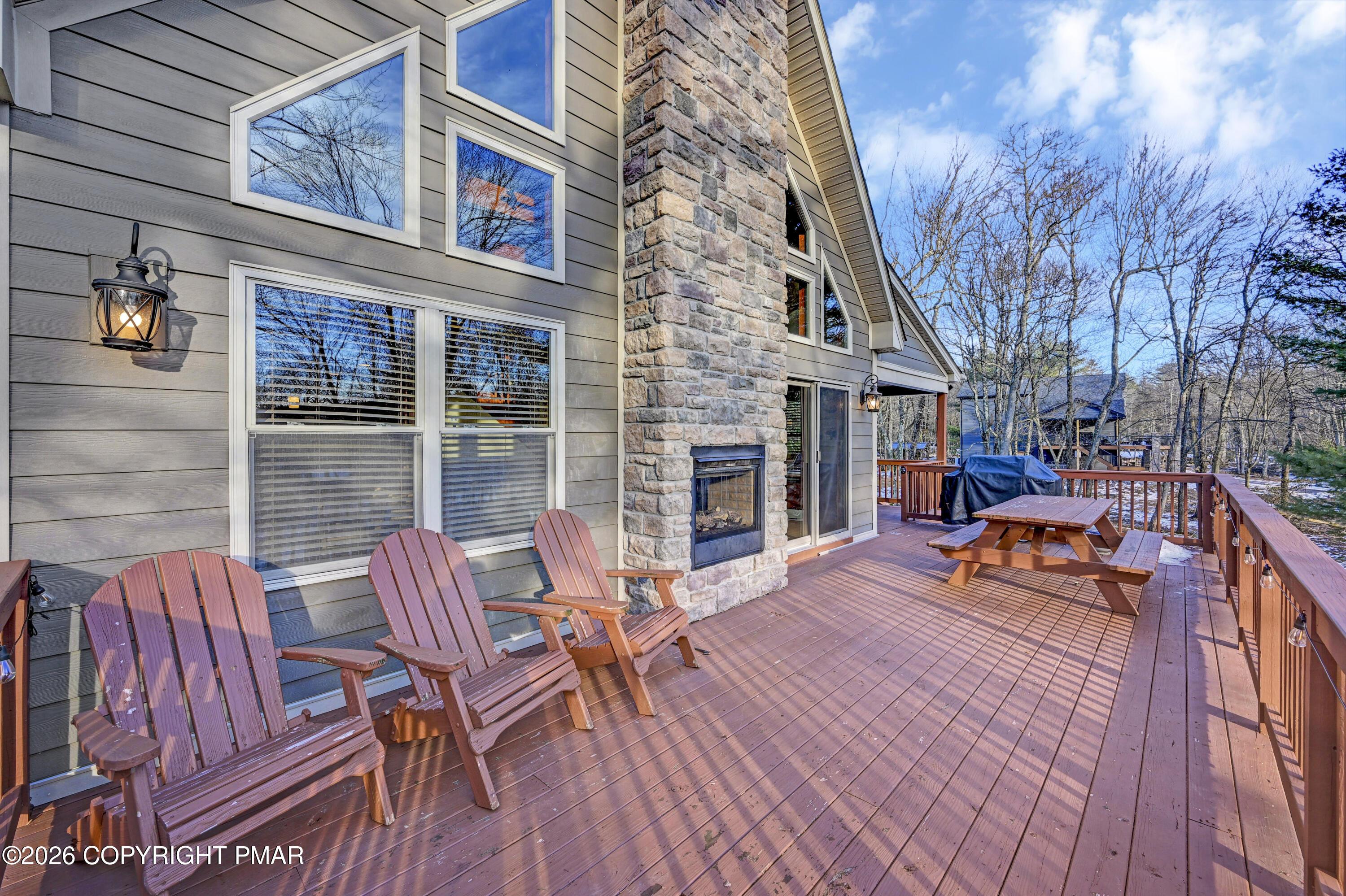 Image 3: 136PineknollDr05