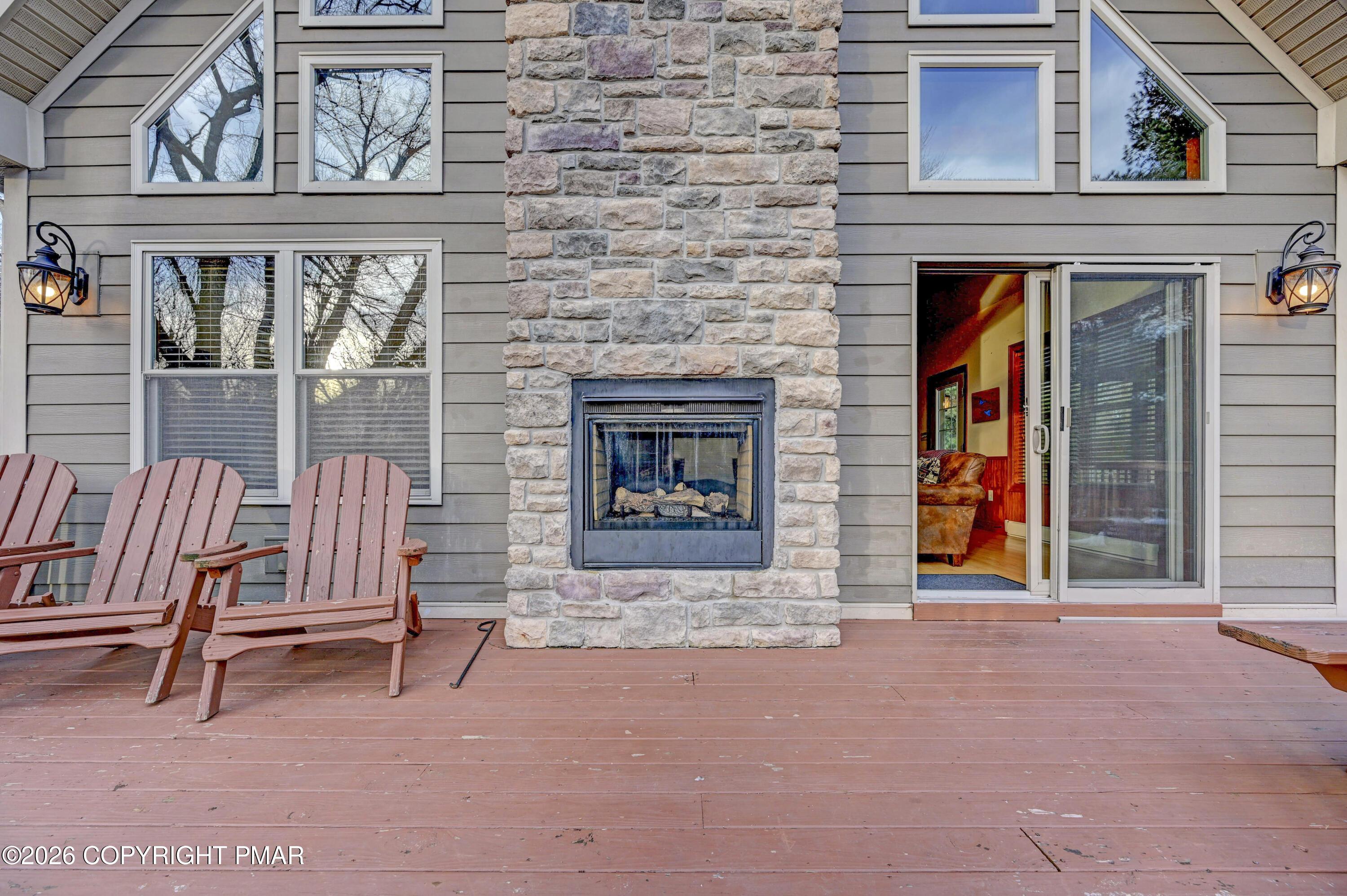 Image 4: 136PineknollDr07