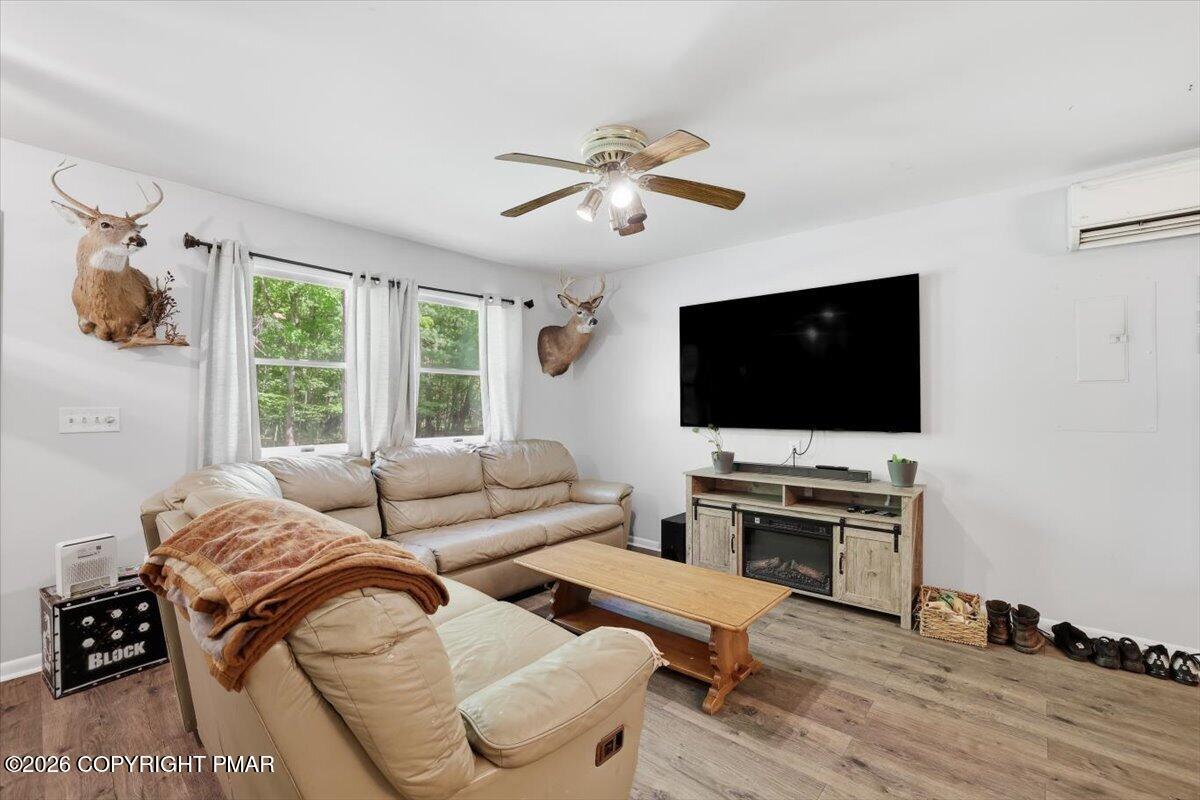 Image 4: Living Room