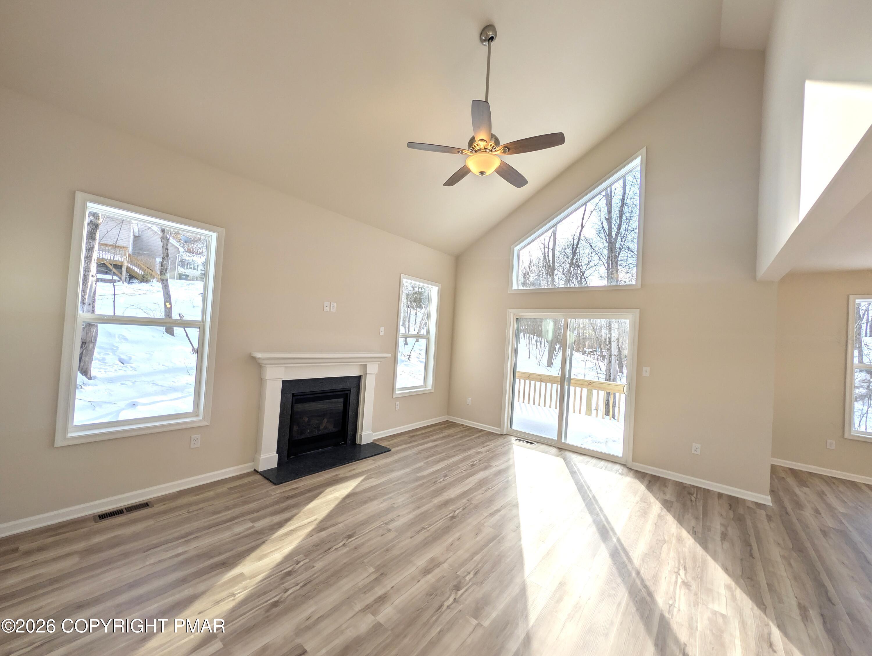 Image 3: Living Room
