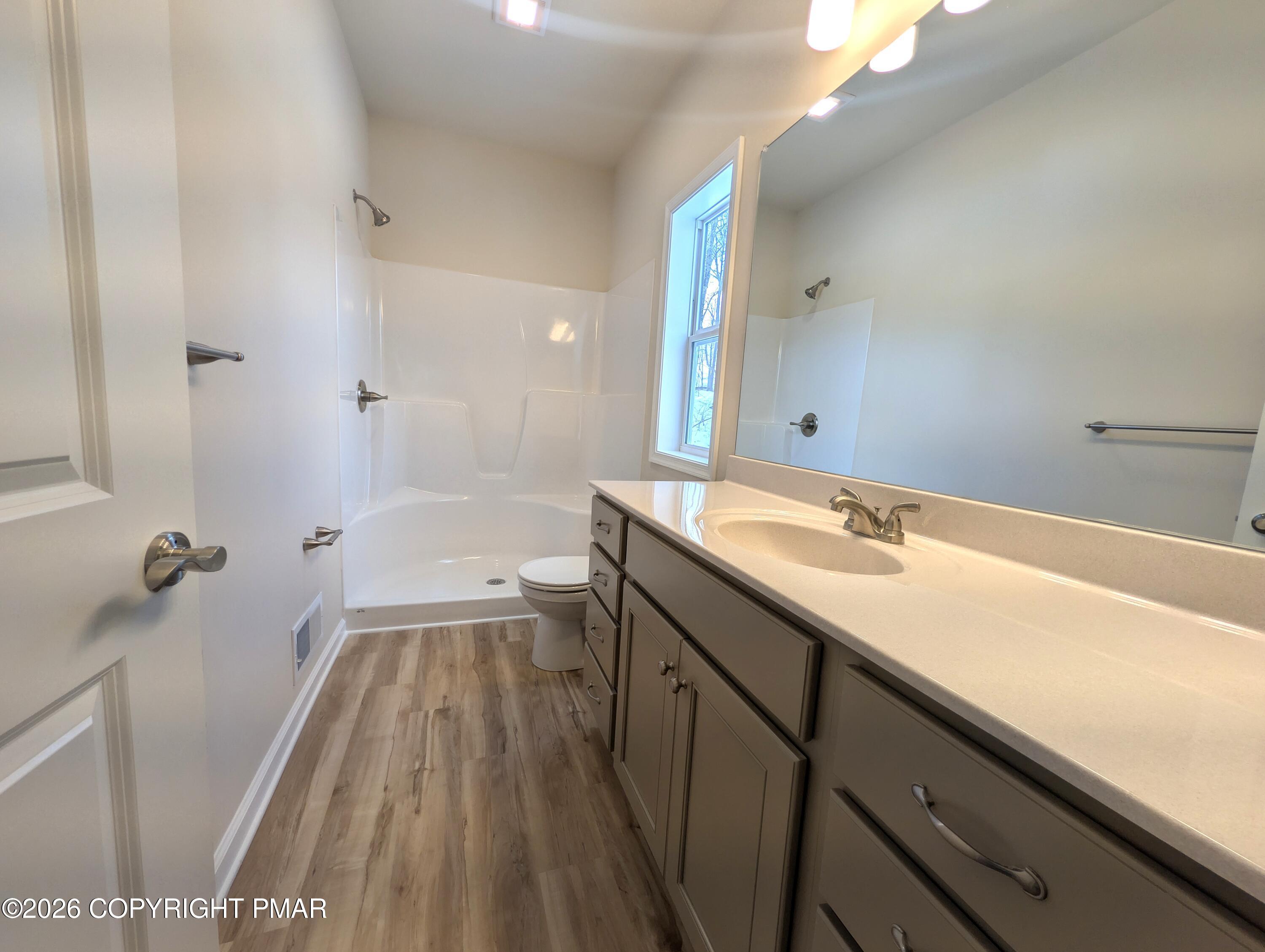 Image 4: Bathroom