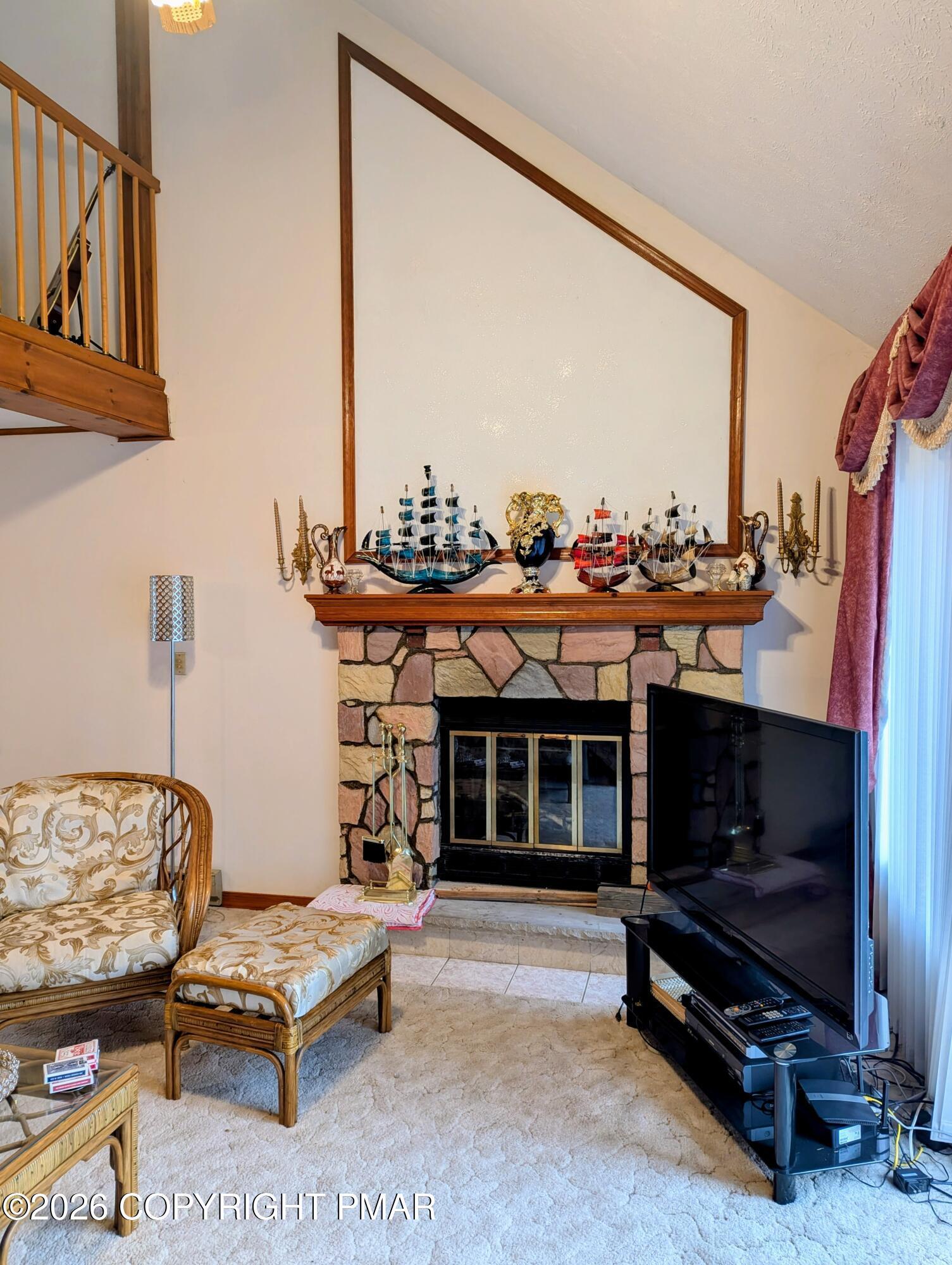 Image 4: LIVING ROOM