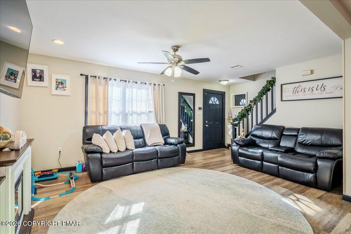 Image 3: Living Room