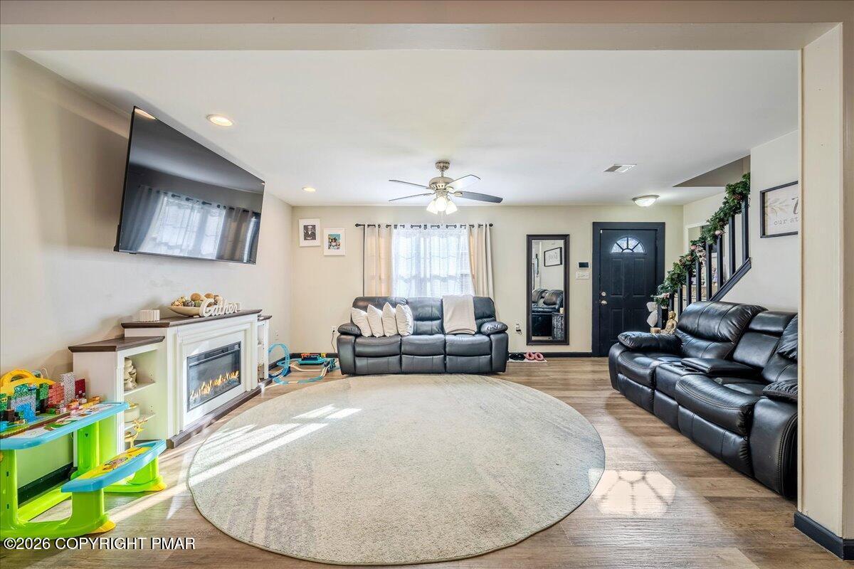 Image 4: Living Room