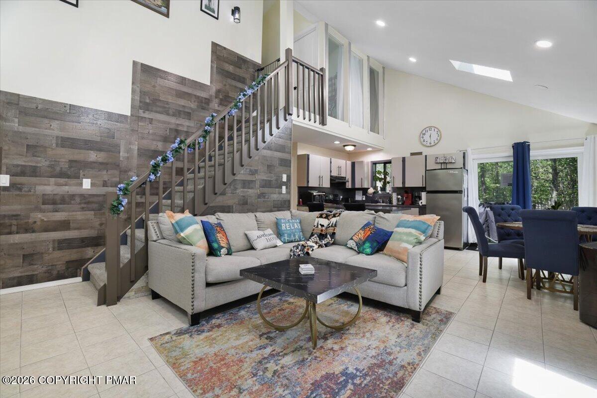 Image 3: Living Room