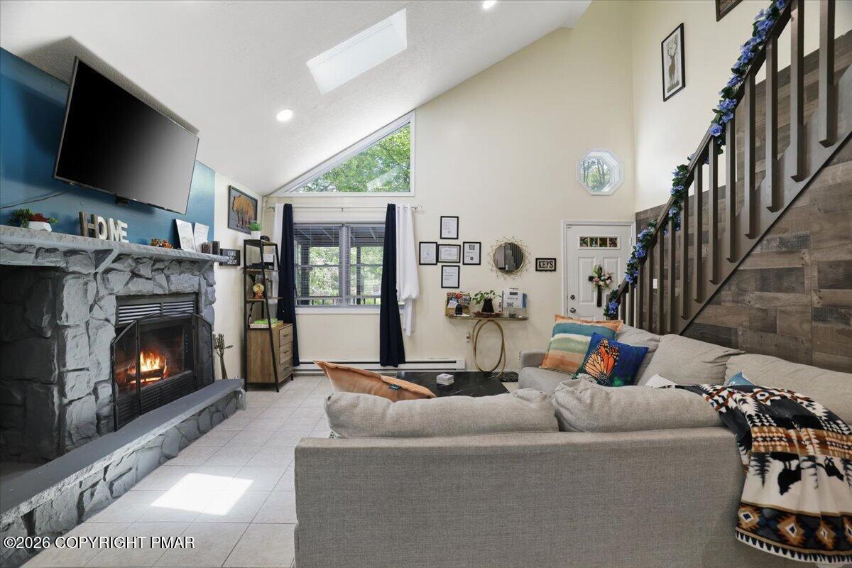 Image 4: Living Room