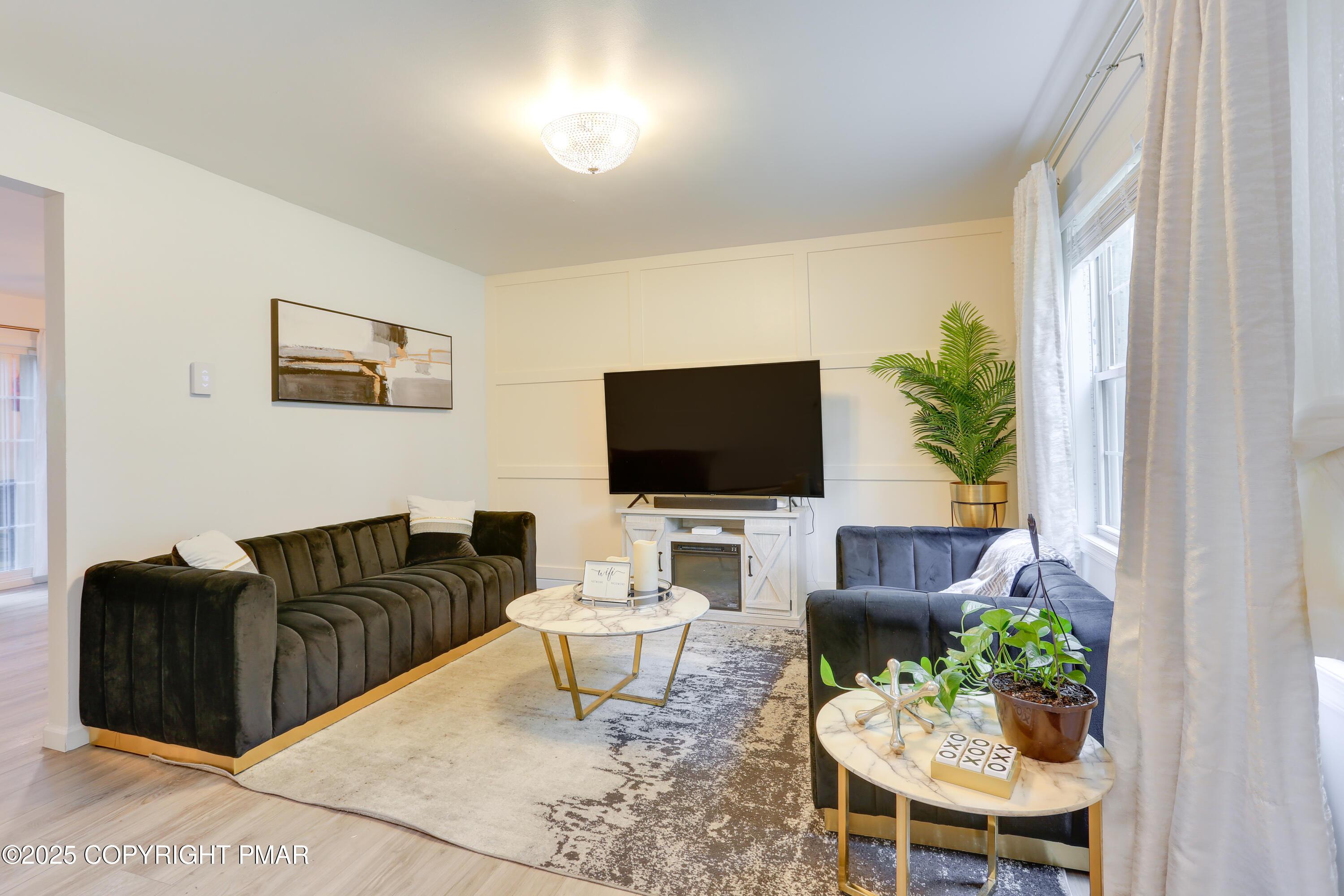 Image 4: Living Room