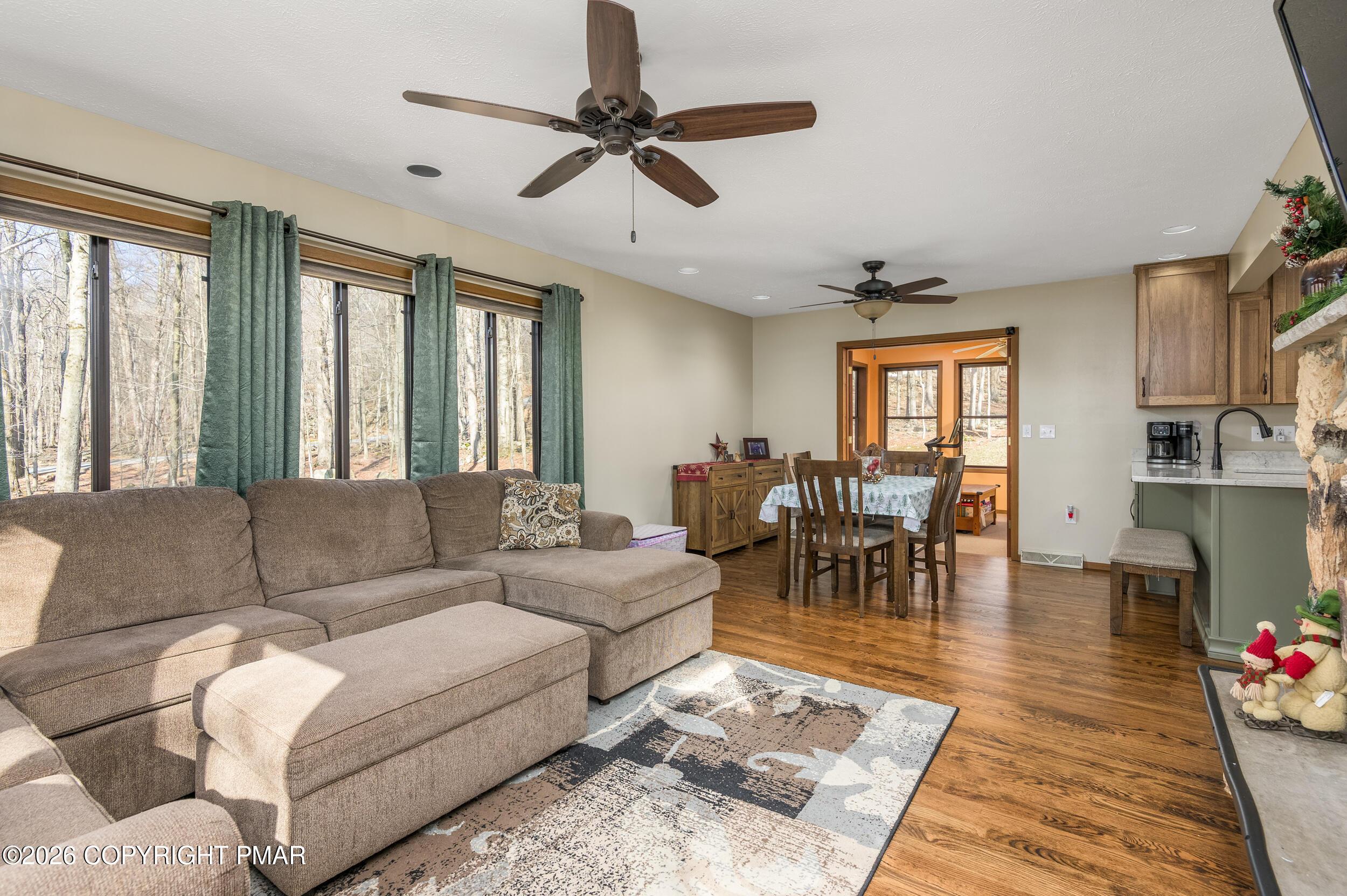 Image 3: Living room