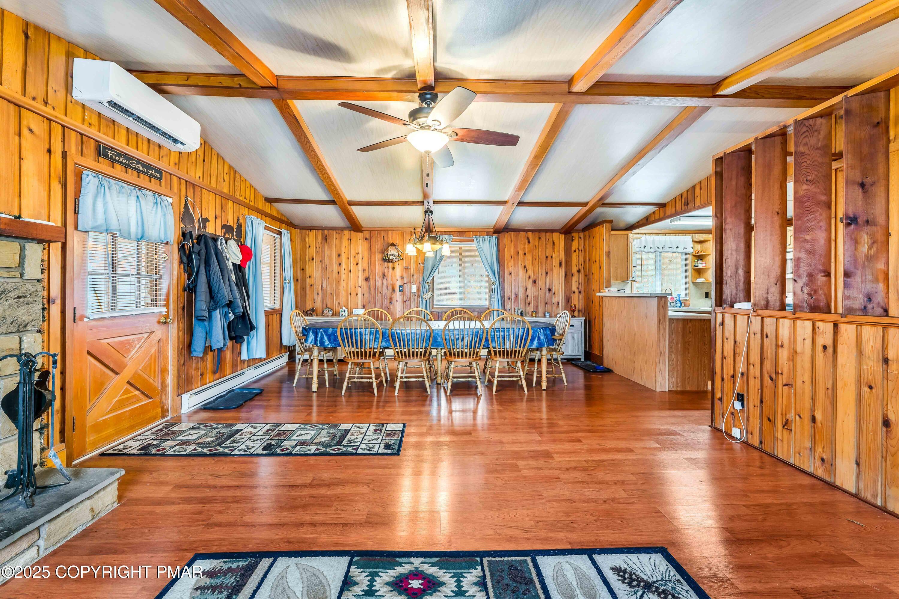 Image 3: living room 1/ dining