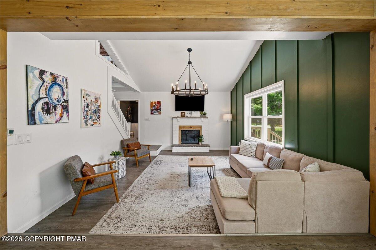 Image 3: Living Room