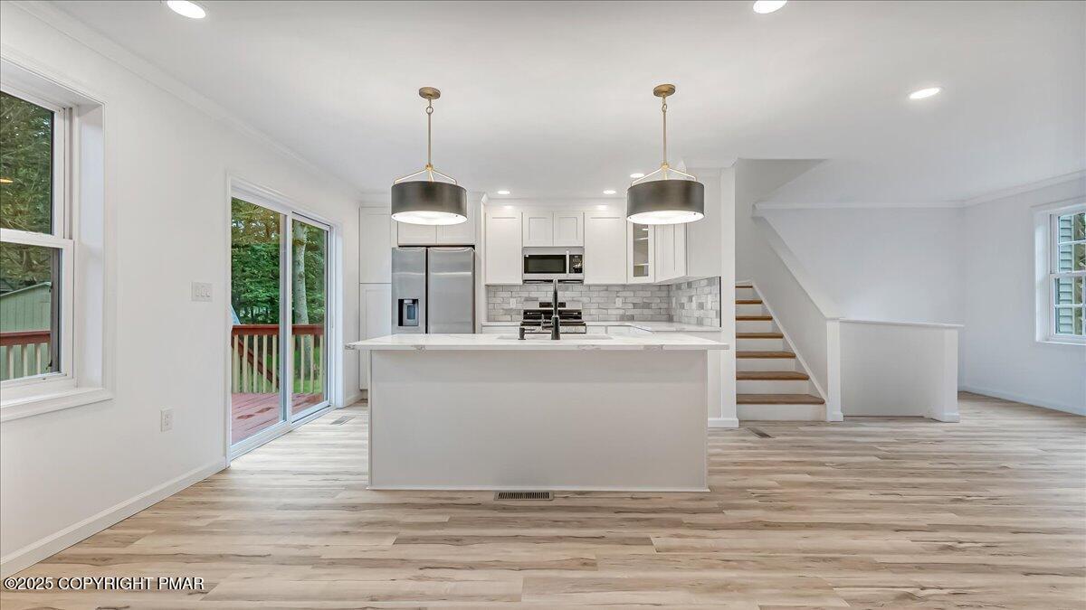 Image 4: Kitchen
