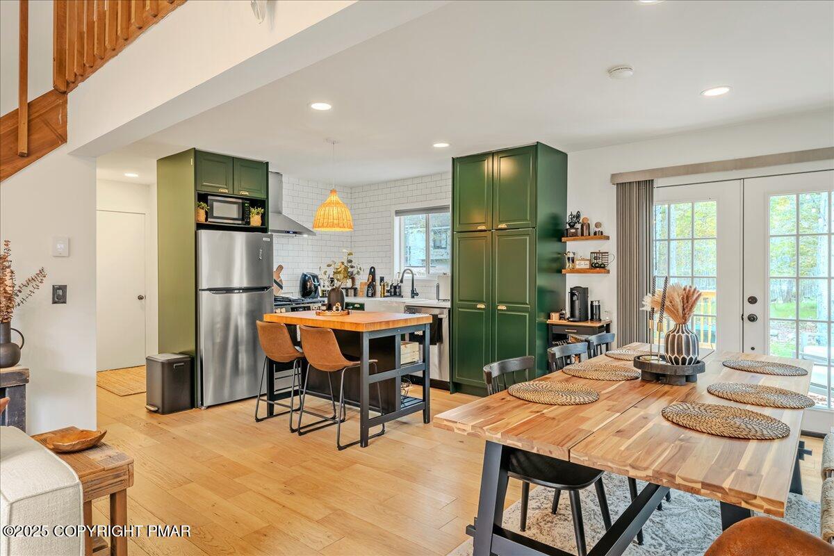 Image 3: Kitchen/ Dining Area