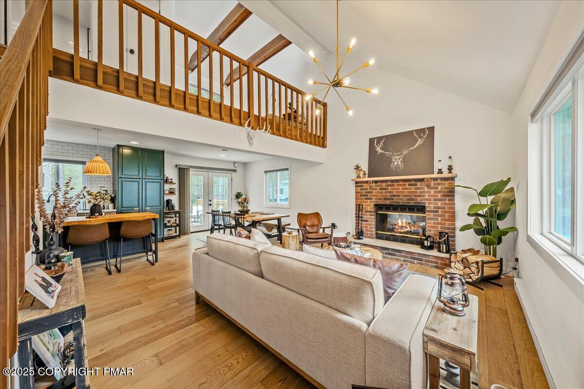 Image 3: Living Room