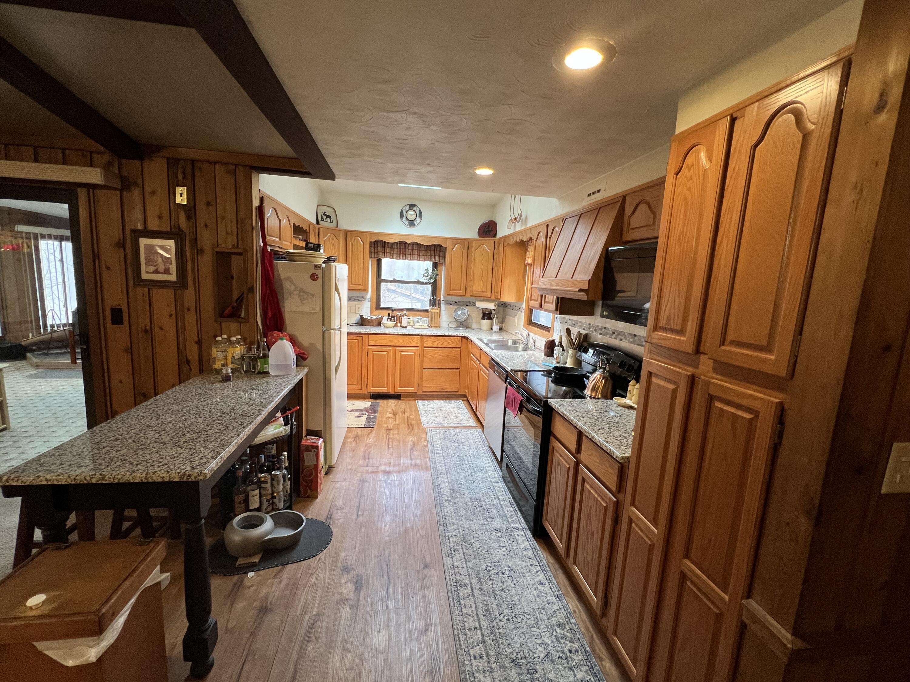 Image 4: Kitchen