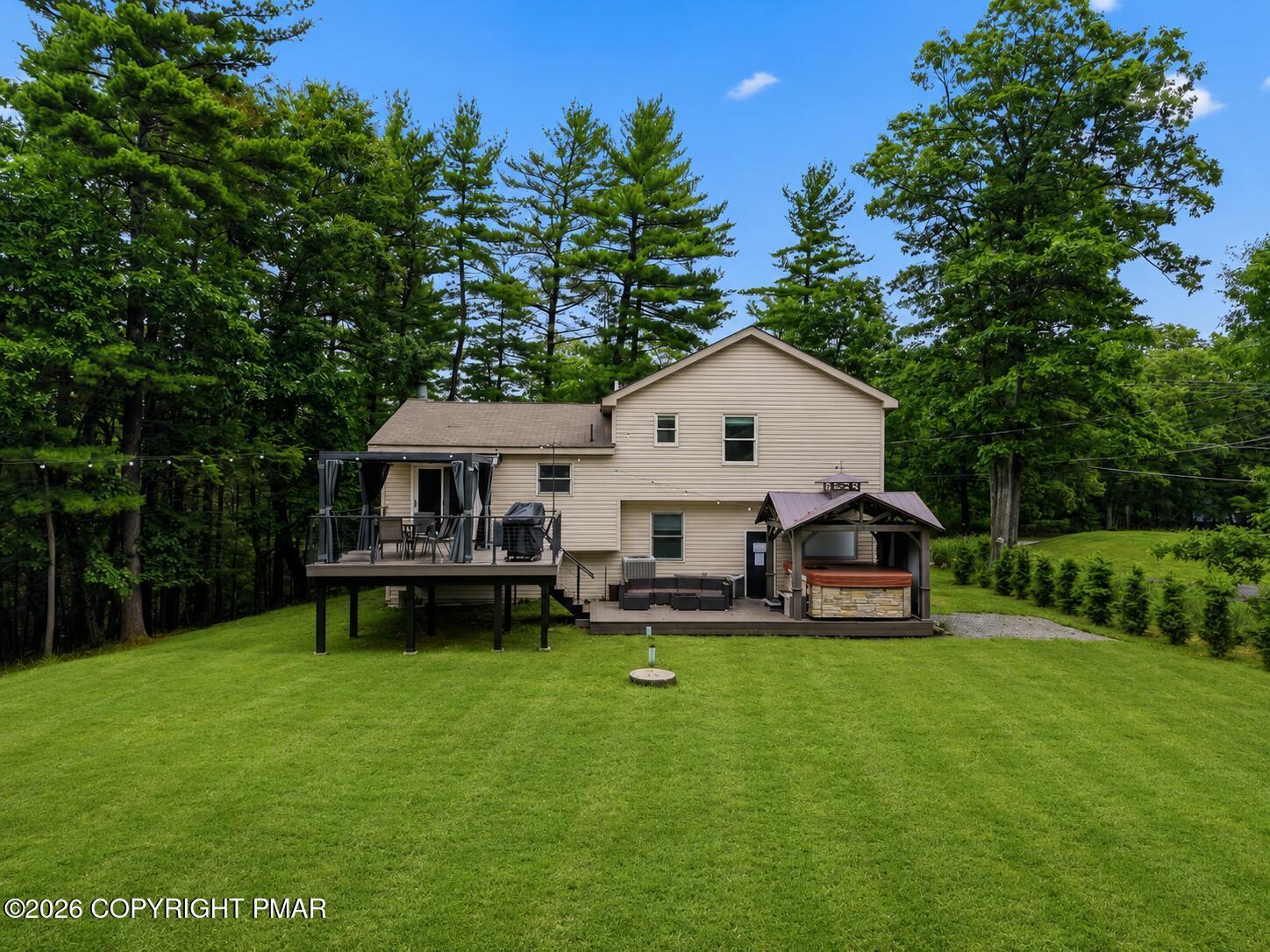 Image 2: Large Backyard w/ Tiered Deck