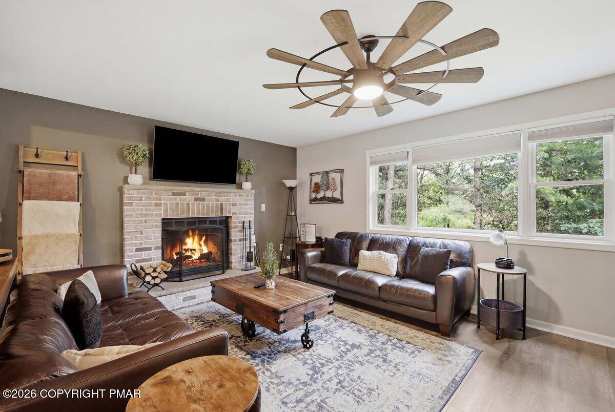 Image 4: Living Room