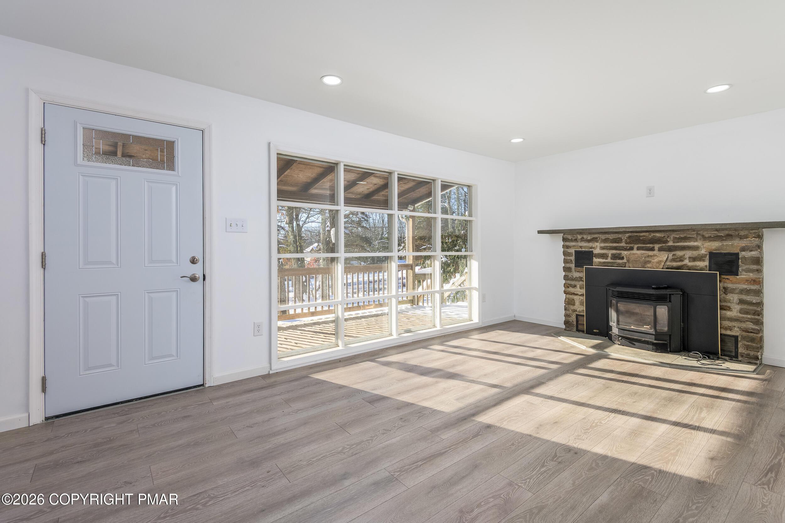 Image 3: Living room