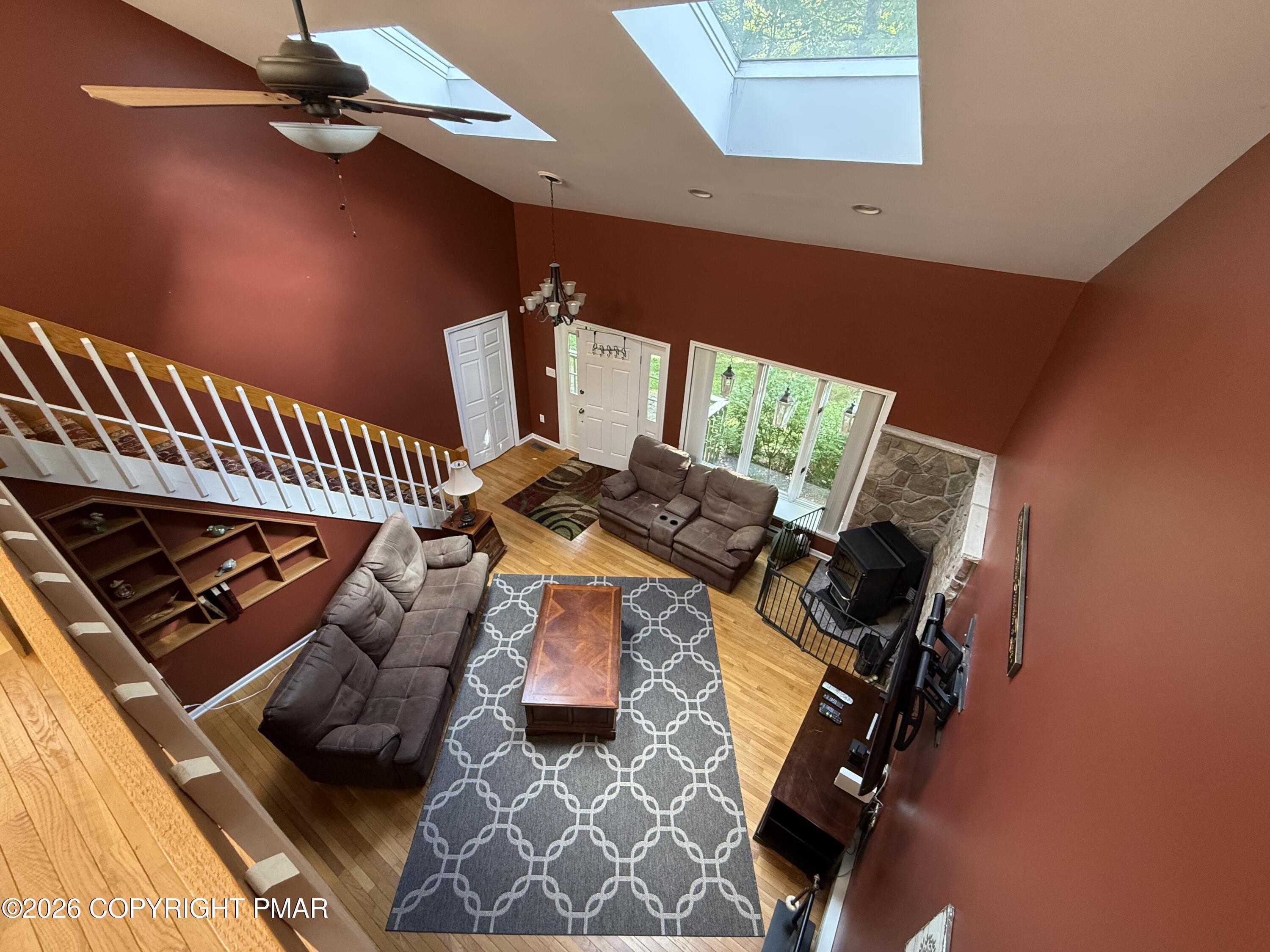 Image 3: 1165-LivingRoomAbove