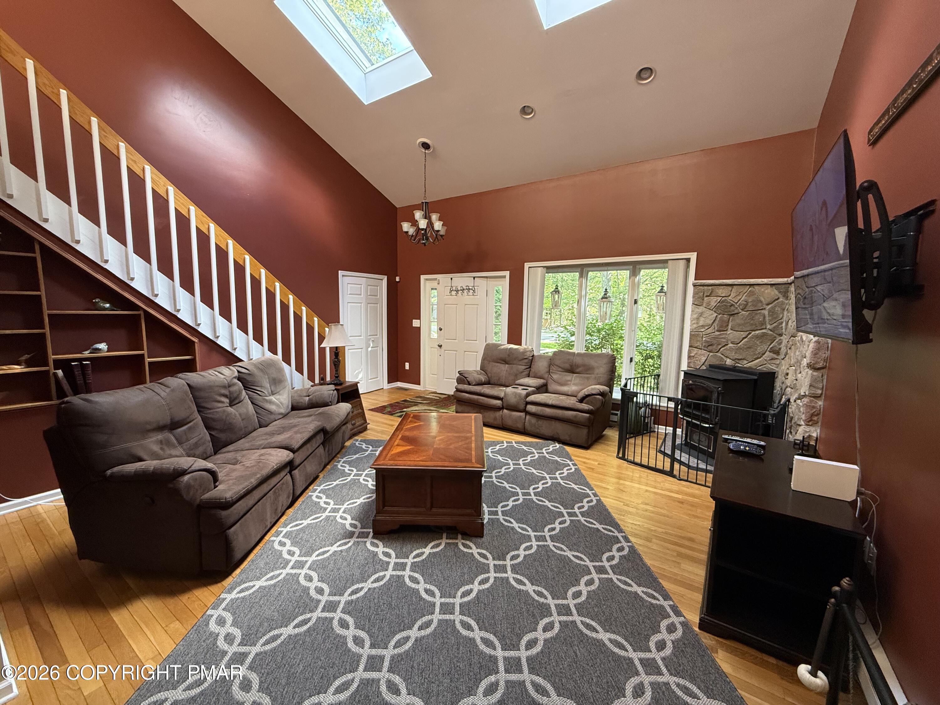 Image 4: 1165-LivingRoom