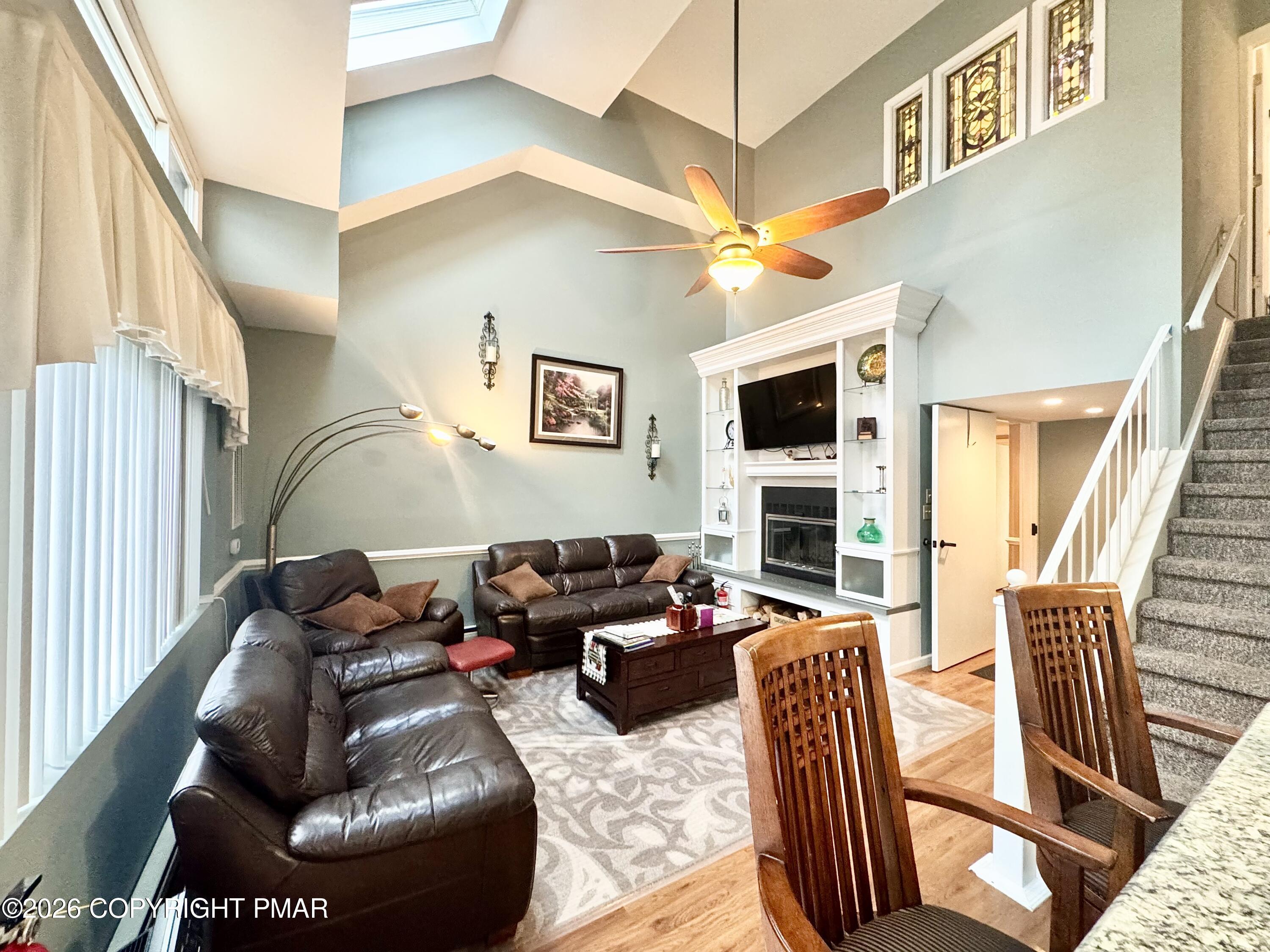 Image 4: Living room