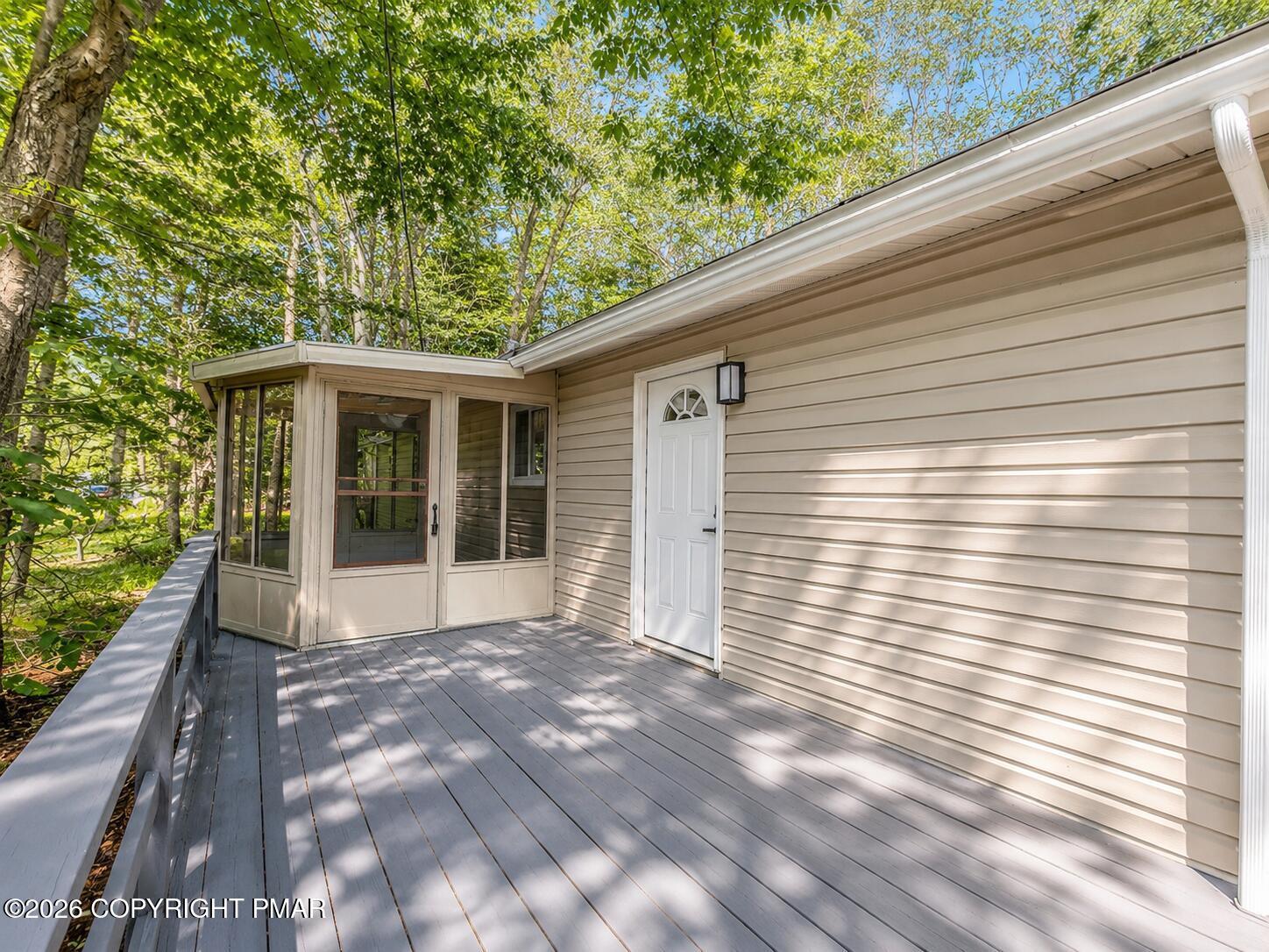 Image 3: deck-lounge-entrance