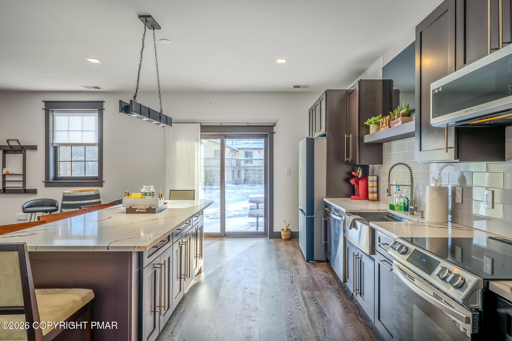 Image 4: 29-HomeView_Media-7813_Lake_Shore_Dr