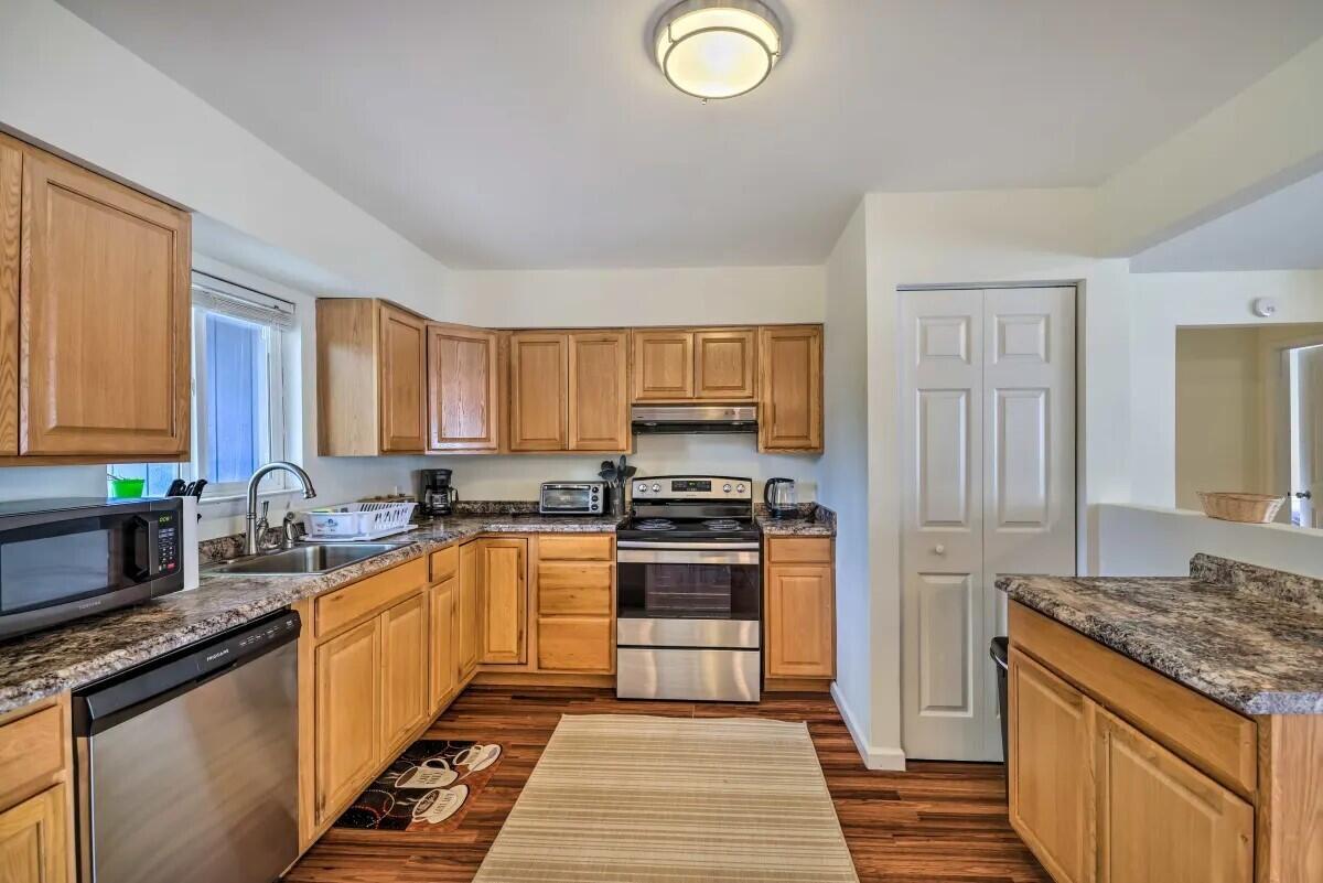 Image 2: Country Pl Kitchen
