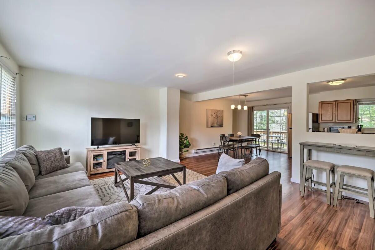 Image 3: Country Pl family room