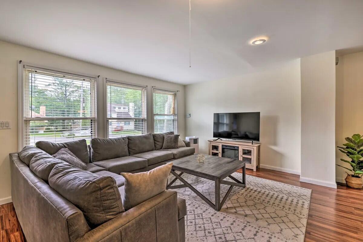 Image 4: Country Pl Living Room
