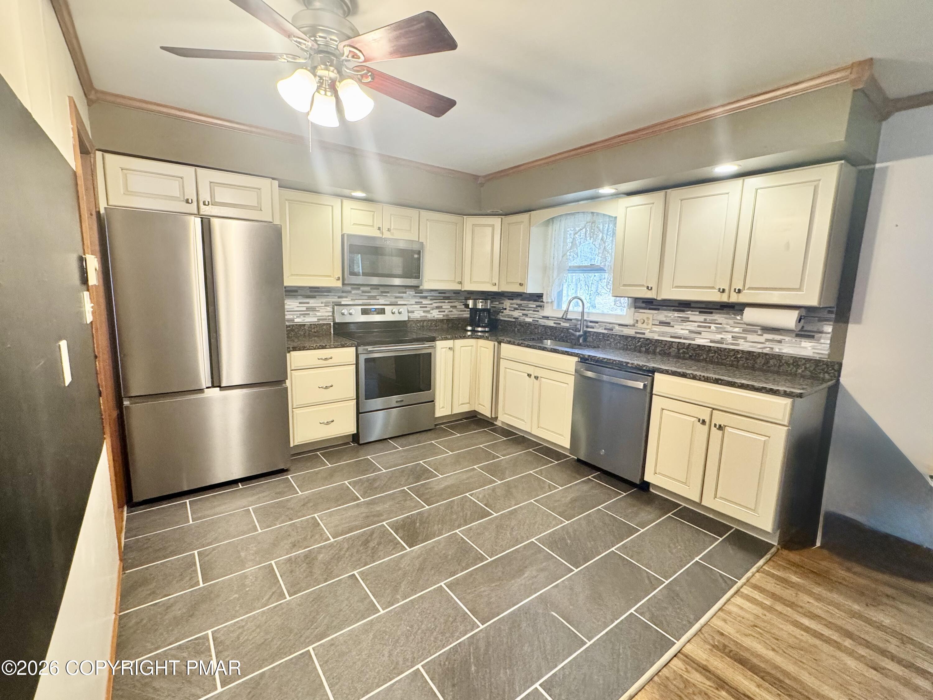 Image 3: Kitchen
