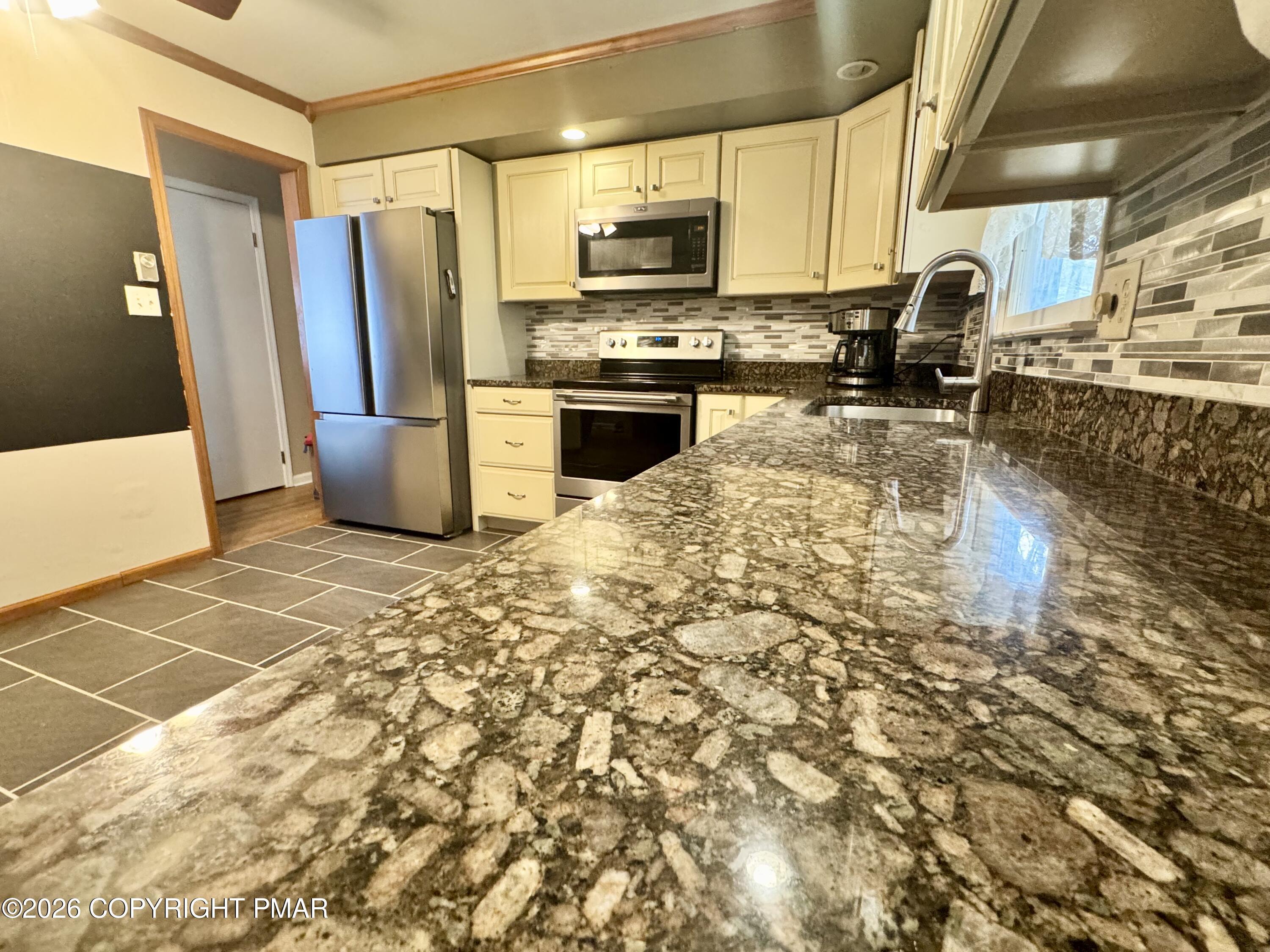 Image 4: Granite countertops