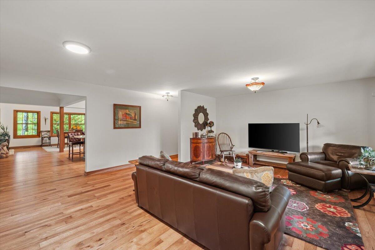 Image 3: 103 Living room