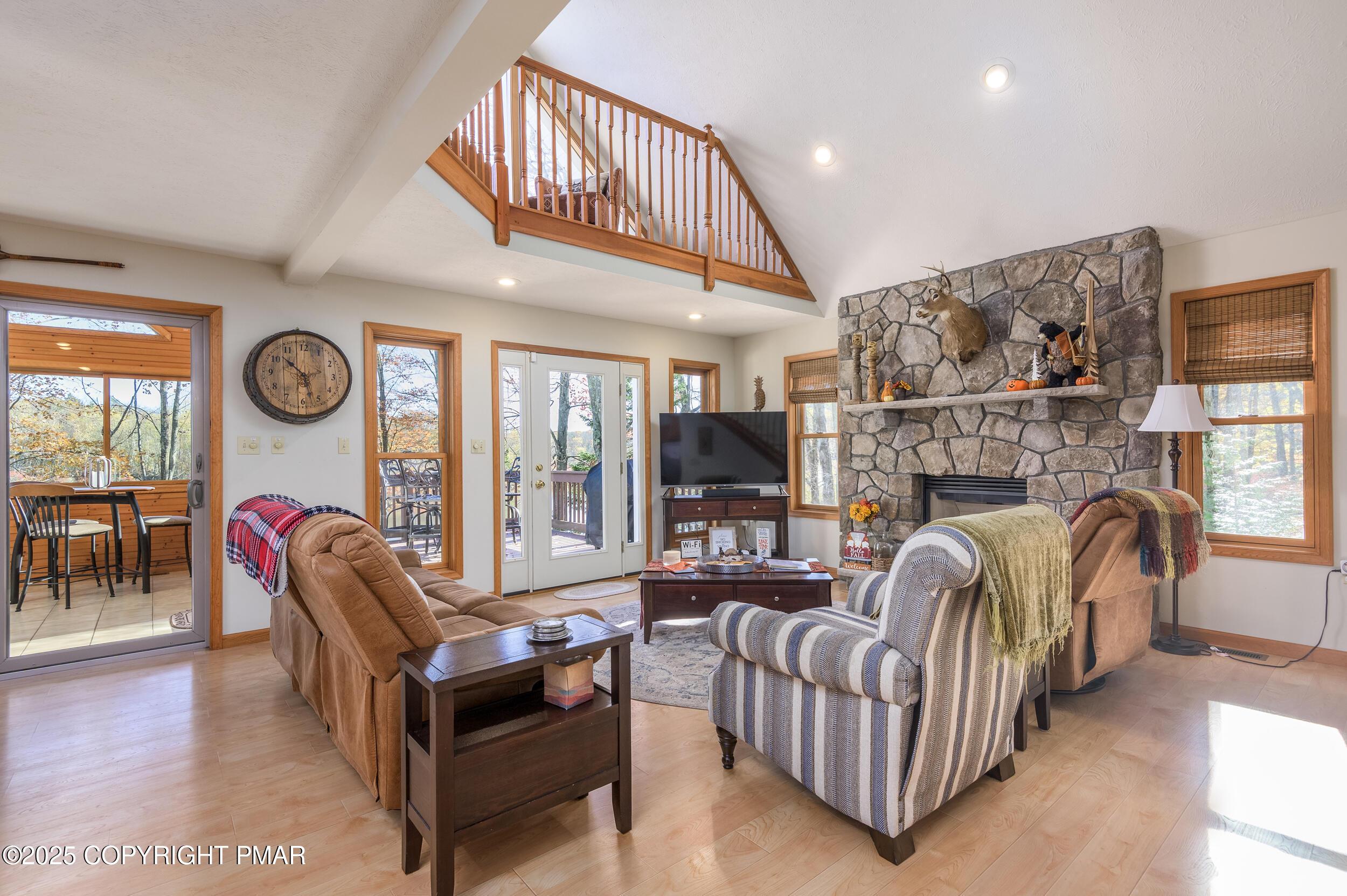 Image 3: Living room