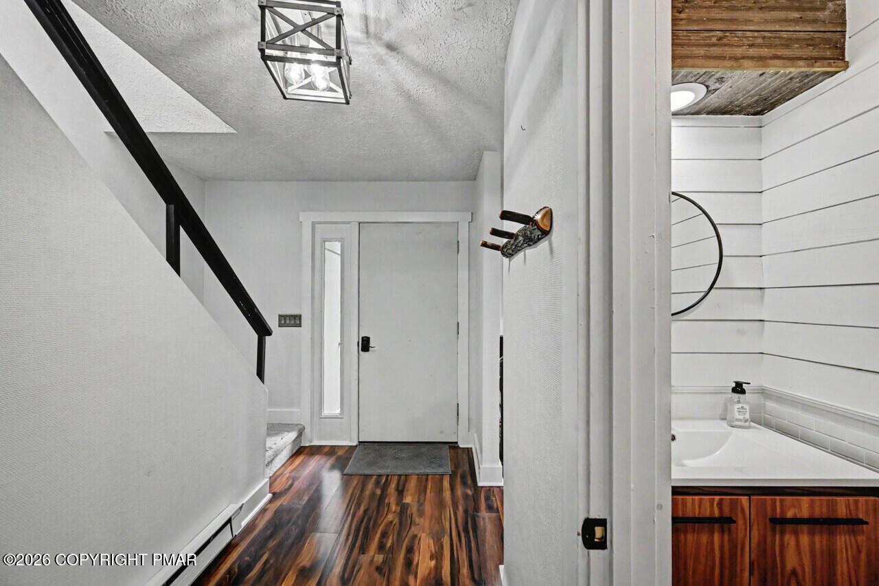 Image 4: Entryway