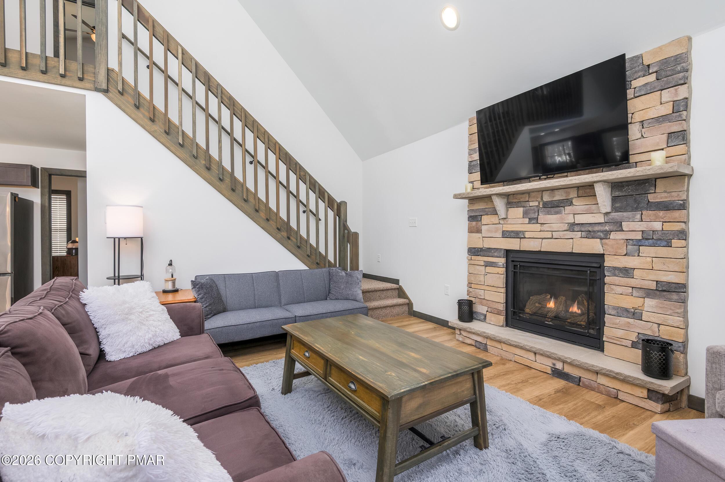 Image 4: 014-1819stagrun-mbertsch